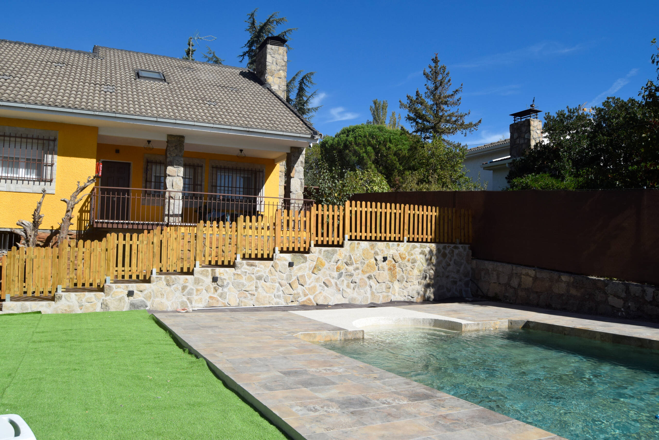 Exteriores y Piscina